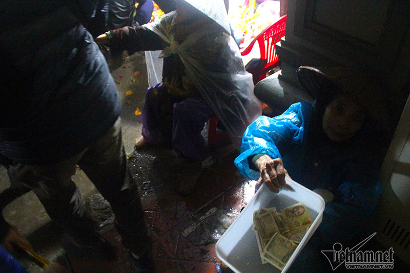 Bồng trẻ em lê lết xin tiền trong đêm chợ Viềng