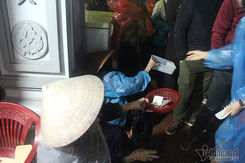 Bồng trẻ em lê lết xin tiền trong đêm chợ Viềng