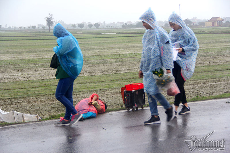 Bồng trẻ em lê lết xin tiền trong đêm chợ Viềng