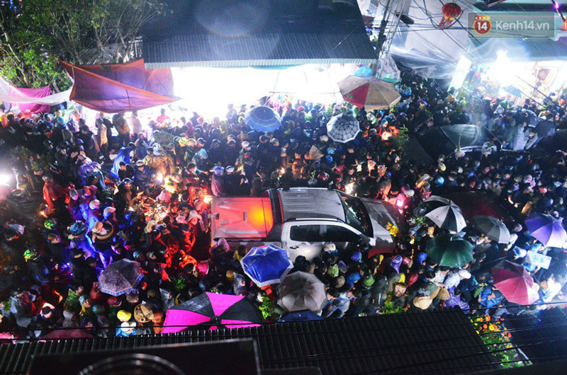 Đêm mùng 7 Tết, dòng người đội mưa nhích từng bước một vào chợ Viềng mua may bán rủi
