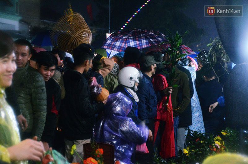 Đêm mùng 7 Tết, dòng người đội mưa nhích từng bước một vào chợ Viềng mua may bán rủi
