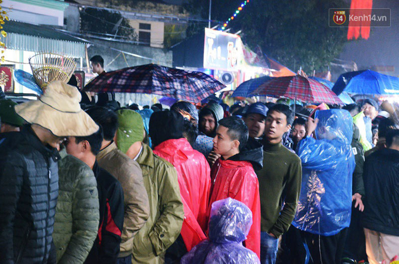 Đêm mùng 7 Tết, dòng người đội mưa nhích từng bước một vào chợ Viềng mua may bán rủi