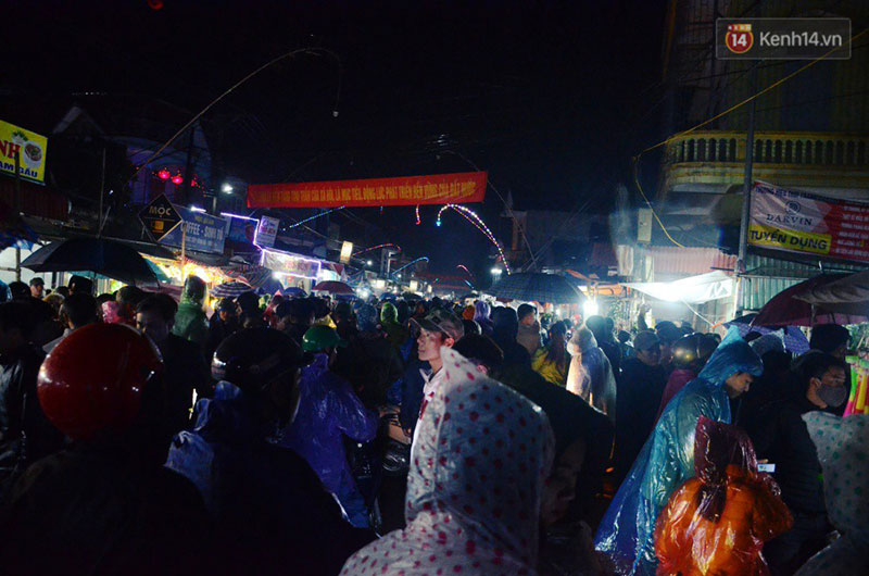 Đêm mùng 7 Tết, dòng người đội mưa nhích từng bước một vào chợ Viềng mua may bán rủi