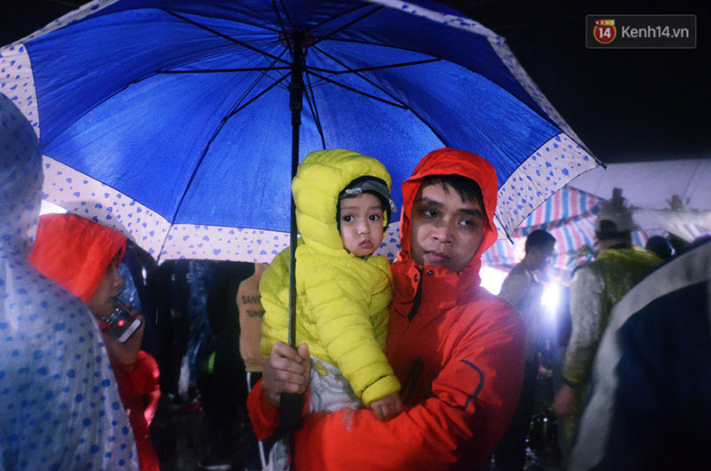 Đêm mùng 7 Tết, dòng người đội mưa nhích từng bước một vào chợ Viềng mua may bán rủi