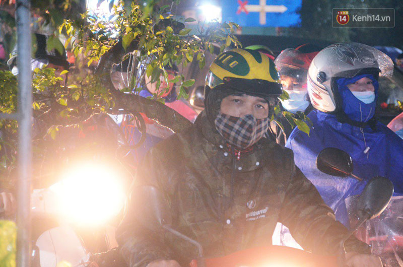 Đêm mùng 7 Tết, dòng người đội mưa nhích từng bước một vào chợ Viềng mua may bán rủi