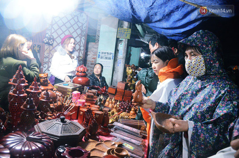 Đêm mùng 7 Tết, dòng người đội mưa nhích từng bước một vào chợ Viềng mua may bán rủi