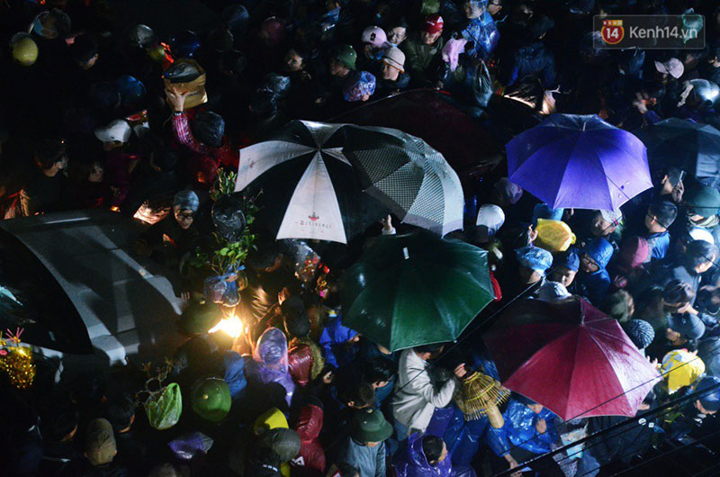 Đêm mùng 7 Tết, dòng người đội mưa nhích từng bước một vào chợ Viềng mua may bán rủi