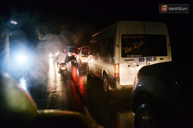 Đêm mùng 7 Tết, dòng người đội mưa nhích từng bước một vào chợ Viềng mua may bán rủi