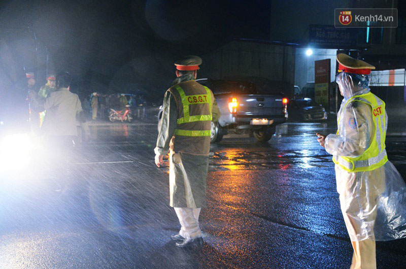 Đêm mùng 7 Tết, dòng người đội mưa nhích từng bước một vào chợ Viềng mua may bán rủi