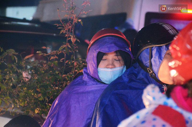 Đêm mùng 7 Tết, dòng người đội mưa nhích từng bước một vào chợ Viềng mua may bán rủi