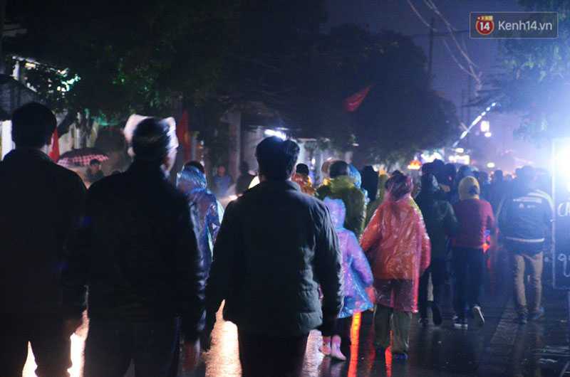 Đêm mùng 7 Tết, dòng người đội mưa nhích từng bước một vào chợ Viềng mua may bán rủi
