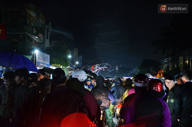 Đêm mùng 7 Tết, dòng người đội mưa nhích từng bước một vào chợ Viềng mua may bán rủi