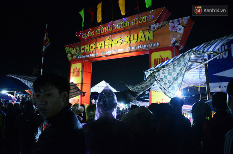 Đêm mùng 7 Tết, dòng người đội mưa nhích từng bước một vào chợ Viềng mua may bán rủi