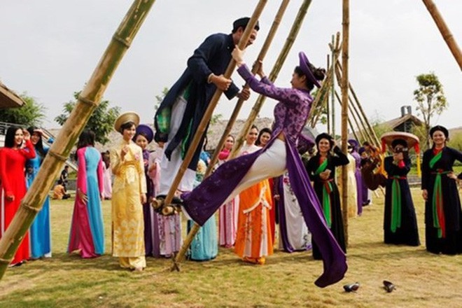 Clip: 2 thanh niên trổ tài đánh đu đầu xuân, phối hợp kém khiến một người lao thẳng xuống mương