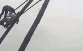 Clip: 2 thanh niên trổ tài đánh đu đầu xuân, phối hợp kém khiến một người lao thẳng xuống mương Clip: 2 thanh niên trổ tài đánh đu đầu xuân, phối hợp kém khiến một người lao thẳng xuống mương
