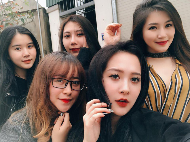 Lộ diện các cô em gái xinh như hot girl của ca sĩ Hương Tràm, một cô trong đó nổi đình đám mạng xã hội Lộ diện các cô em gái xinh như hot girl của ca sĩ Hương Tràm, một cô trong đó nổi đình đám mạng xã hội