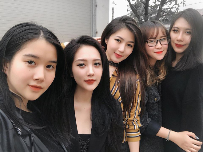 Lộ diện các cô em gái xinh như hot girl của ca sĩ Hương Tràm, một cô trong đó nổi đình đám mạng xã hội Lộ diện các cô em gái xinh như hot girl của ca sĩ Hương Tràm, một cô trong đó nổi đình đám mạng xã hội