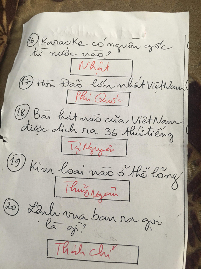 Tết đến thăm cô giáo cũ, phải làm bài kiểm tra 15 phút mới được nhận lì xì