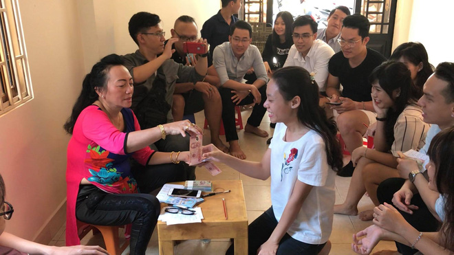 Tết đến thăm cô giáo cũ, phải làm bài kiểm tra 15 phút mới được nhận lì xì