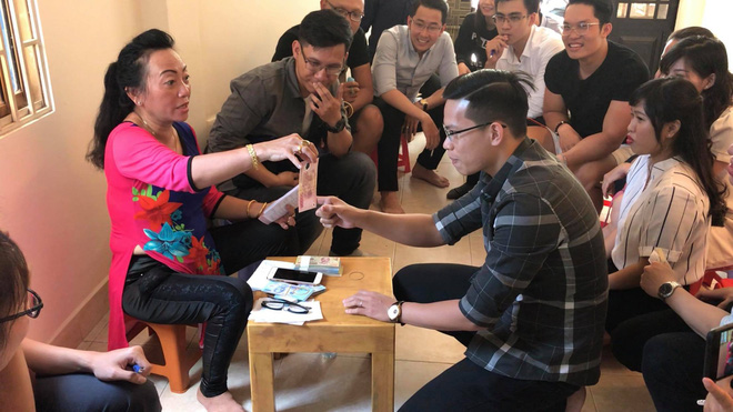 Tết đến thăm cô giáo cũ, phải làm bài kiểm tra 15 phút mới được nhận lì xì