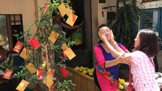 Tết đến thăm cô giáo cũ, phải làm bài kiểm tra 15 phút mới được nhận lì xì