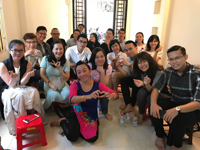 Tết đến thăm cô giáo cũ, phải làm bài kiểm tra 15 phút mới được nhận lì xì Tết đến thăm cô giáo cũ, phải làm bài kiểm tra 15 phút mới được nhận lì xì