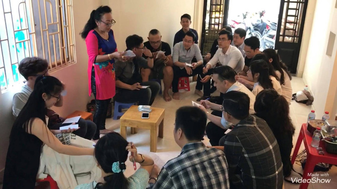 Tết đến thăm cô giáo cũ, phải làm bài kiểm tra 15 phút mới được nhận lì xì