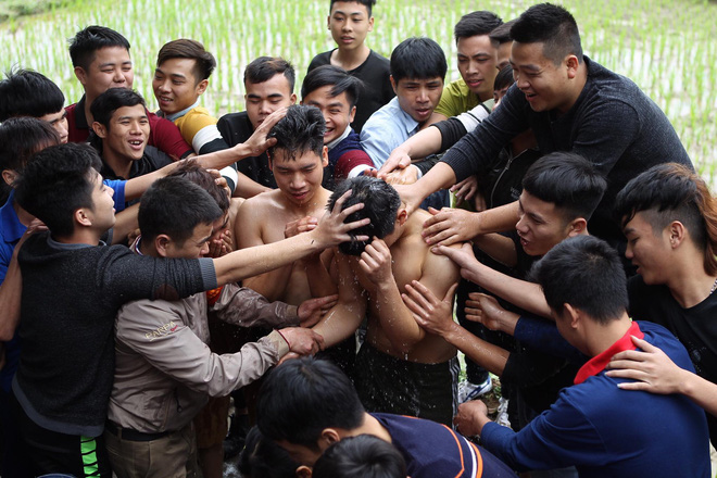 Hàng trăm thanh niên giẫm đạp, cướp chiếu cầu quý tử trong lễ hội Đúc Bụt đầu năm