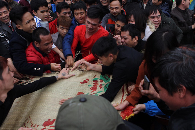 Hàng trăm thanh niên giẫm đạp, cướp chiếu cầu quý tử trong lễ hội Đúc Bụt đầu năm