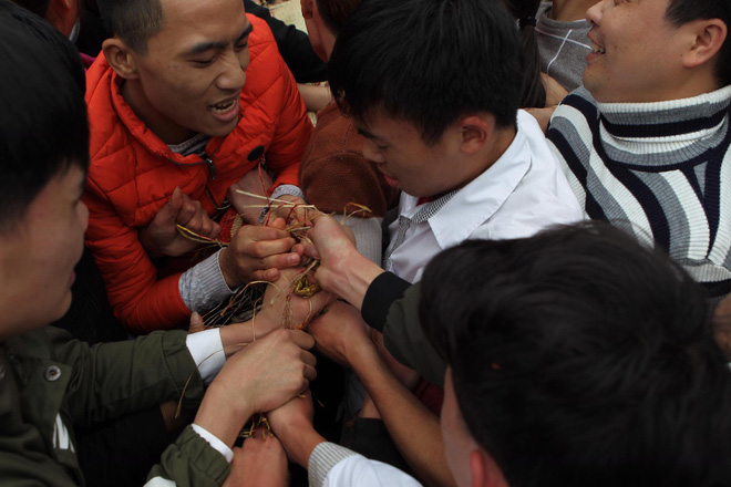 Hàng trăm thanh niên giẫm đạp, cướp chiếu cầu quý tử trong lễ hội Đúc Bụt đầu năm