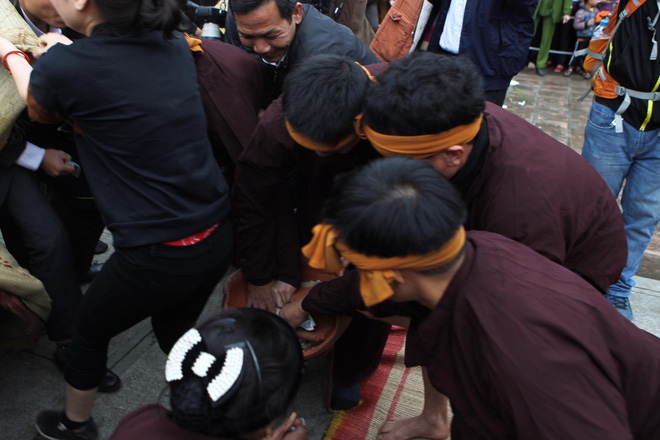Hàng trăm thanh niên giẫm đạp, cướp chiếu cầu quý tử trong lễ hội Đúc Bụt đầu năm