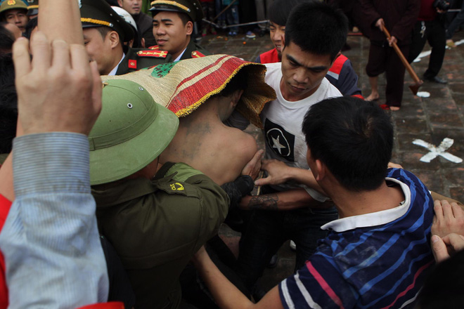 Hàng trăm thanh niên giẫm đạp, cướp chiếu cầu quý tử trong lễ hội Đúc Bụt đầu năm