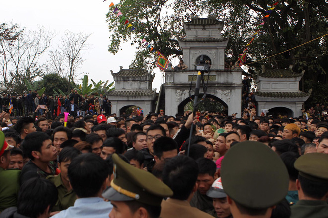 Hàng trăm thanh niên giẫm đạp, cướp chiếu cầu quý tử trong lễ hội Đúc Bụt đầu năm