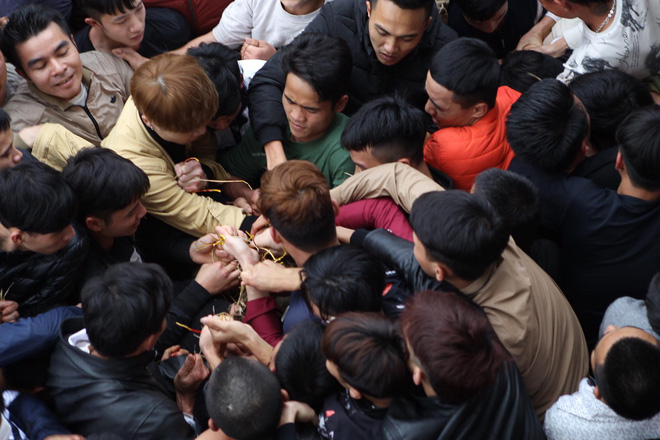 Hàng trăm thanh niên giẫm đạp, cướp chiếu cầu quý tử trong lễ hội Đúc Bụt đầu năm
