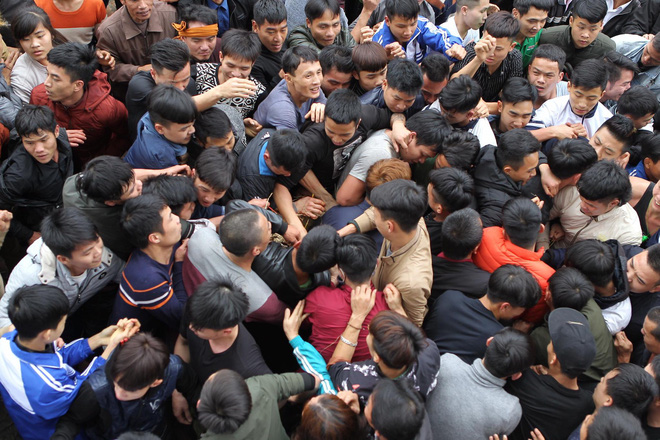 Hàng trăm thanh niên giẫm đạp, cướp chiếu cầu quý tử trong lễ hội Đúc Bụt đầu năm