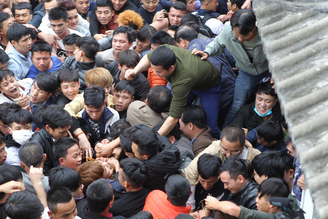 Hàng trăm thanh niên giẫm đạp, cướp chiếu cầu quý tử trong lễ hội Đúc Bụt đầu năm
