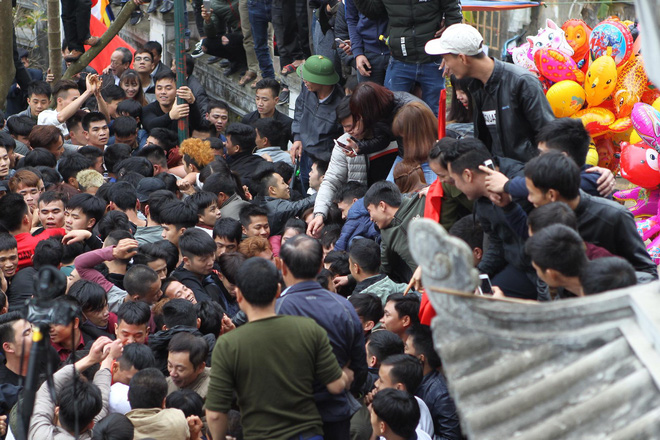 Hàng trăm thanh niên giẫm đạp, cướp chiếu cầu quý tử trong lễ hội Đúc Bụt đầu năm