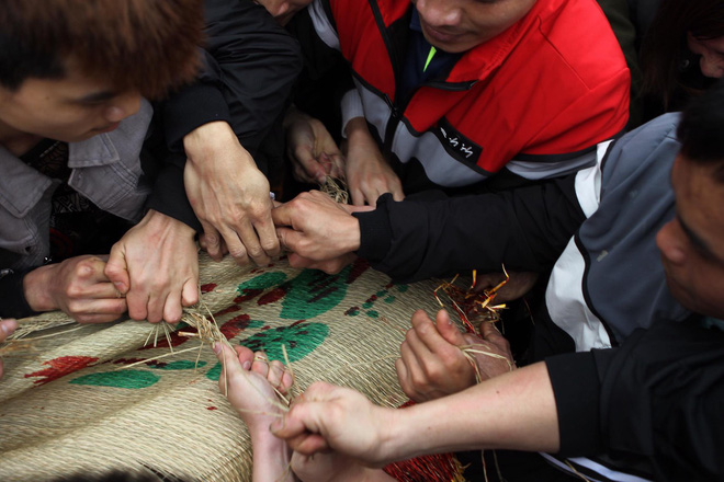 Hàng trăm thanh niên giẫm đạp, cướp chiếu cầu quý tử trong lễ hội Đúc Bụt đầu năm