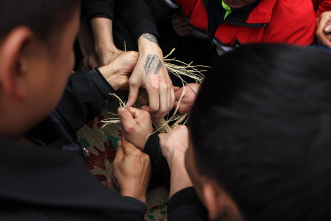 Hàng trăm thanh niên giẫm đạp, cướp chiếu cầu quý tử trong lễ hội Đúc Bụt đầu năm