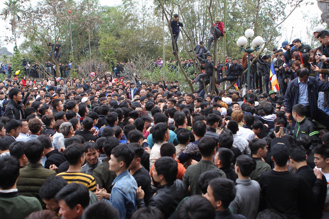 Hàng trăm thanh niên giẫm đạp, cướp chiếu cầu quý tử trong lễ hội Đúc Bụt đầu năm