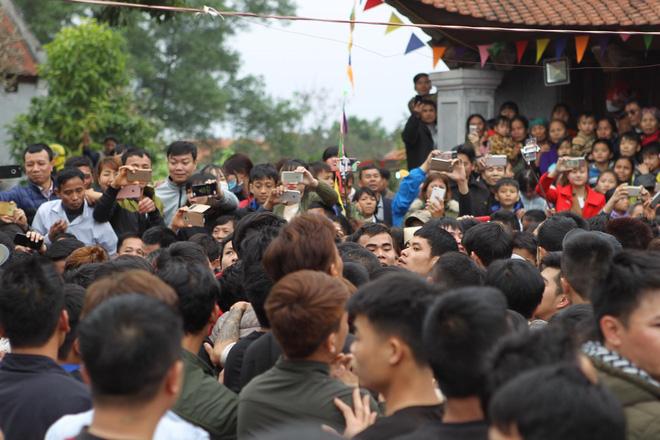 Hàng trăm thanh niên giẫm đạp, cướp chiếu cầu quý tử trong lễ hội Đúc Bụt đầu năm