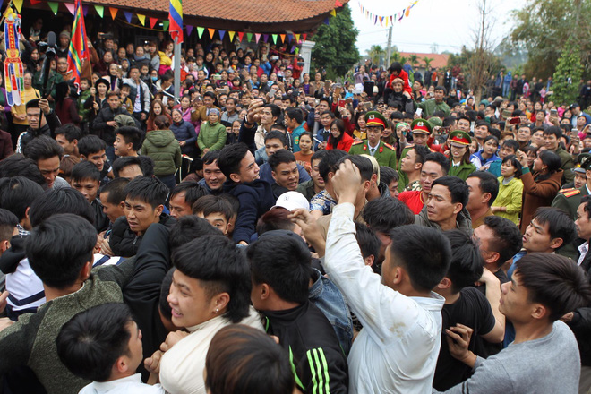 Hàng trăm thanh niên giẫm đạp, cướp chiếu cầu quý tử trong lễ hội Đúc Bụt đầu năm