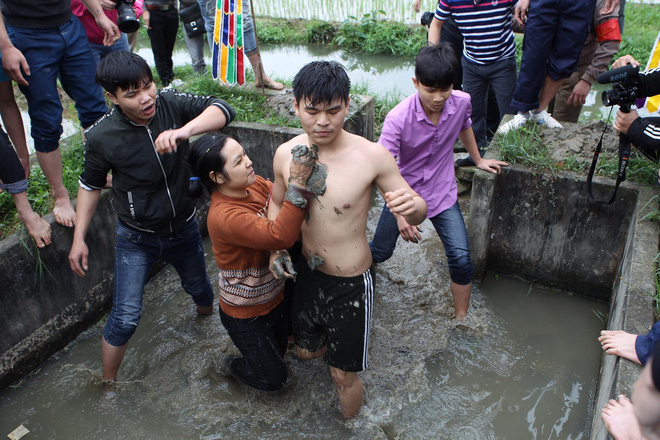 Hàng trăm thanh niên giẫm đạp, cướp chiếu cầu quý tử trong lễ hội Đúc Bụt đầu năm