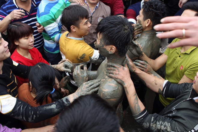 Hàng trăm thanh niên giẫm đạp, cướp chiếu cầu quý tử trong lễ hội Đúc Bụt đầu năm