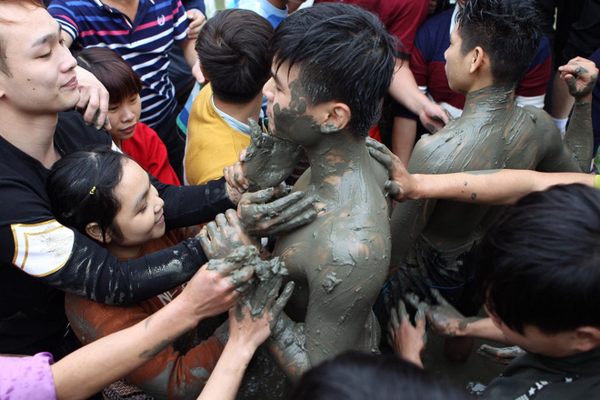 Hàng trăm thanh niên giẫm đạp, cướp chiếu cầu quý tử trong lễ hội Đúc Bụt đầu năm