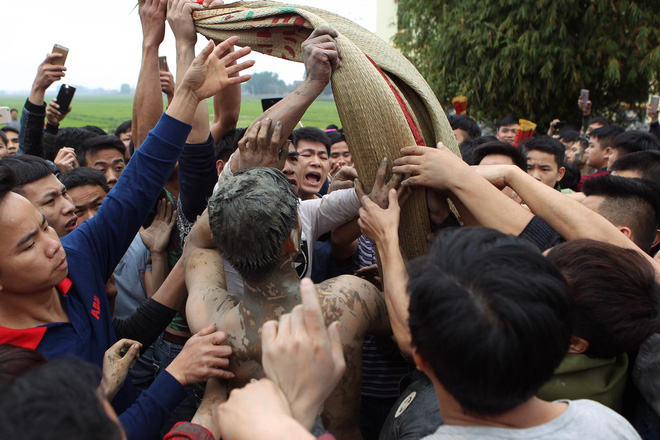 Hàng trăm thanh niên giẫm đạp, cướp chiếu cầu quý tử trong lễ hội Đúc Bụt đầu năm