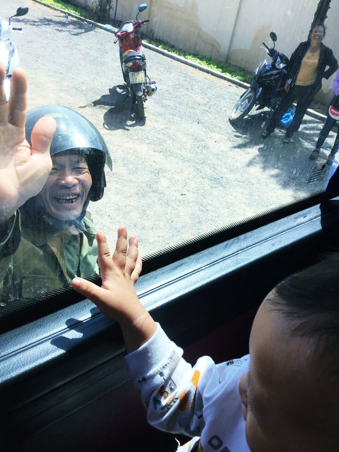Hình ảnh ông bà ngoại bịn rịn chia tay cháu qua cửa kính xe khách làm thắt lòng phận con gái lấy chồng xa Hình ảnh ông bà ngoại bịn rịn chia tay cháu qua cửa kính xe khách làm thắt lòng phận con gái lấy chồng xa