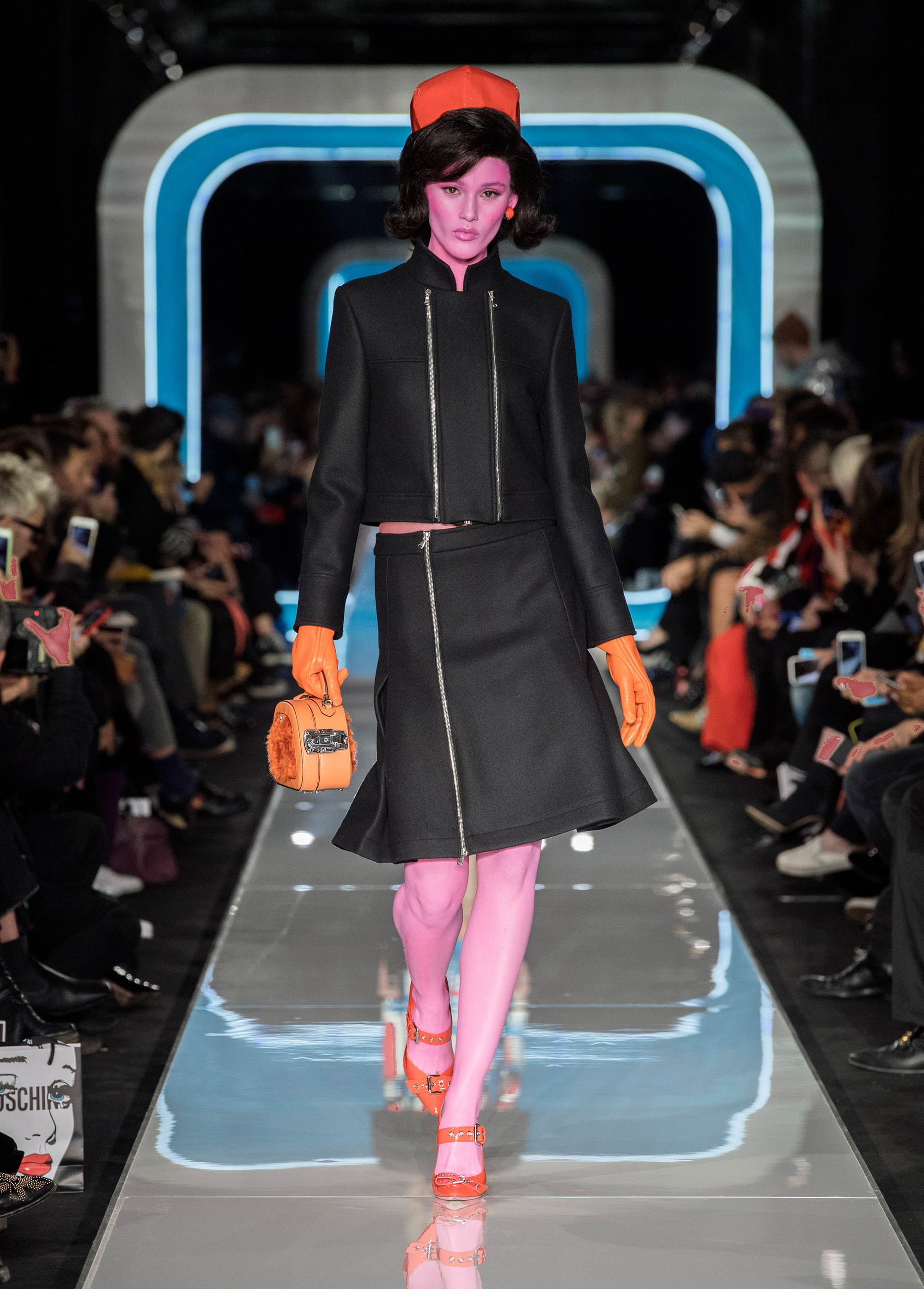 Bỗng dưng cả loạt chân dài Điện Máy Xanh xuất hiện trong show diễn mới của Moschino