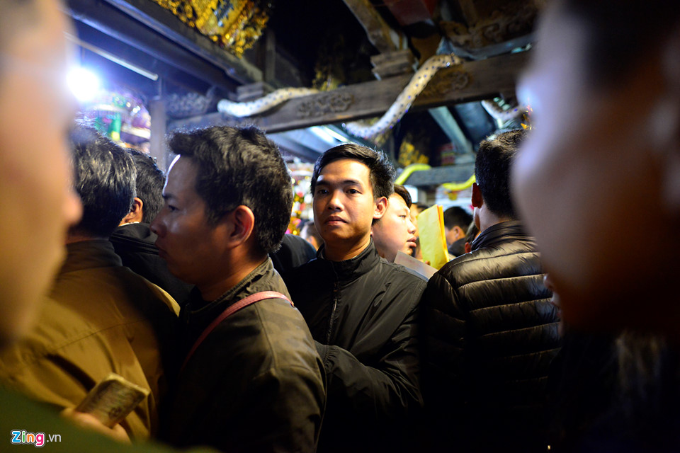 Chen chúc đi lễ phủ Dầy lúc nửa đêm