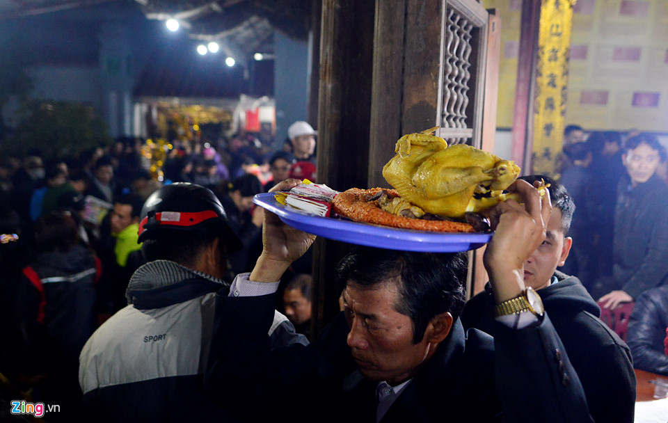 Chen chúc đi lễ phủ Dầy lúc nửa đêm